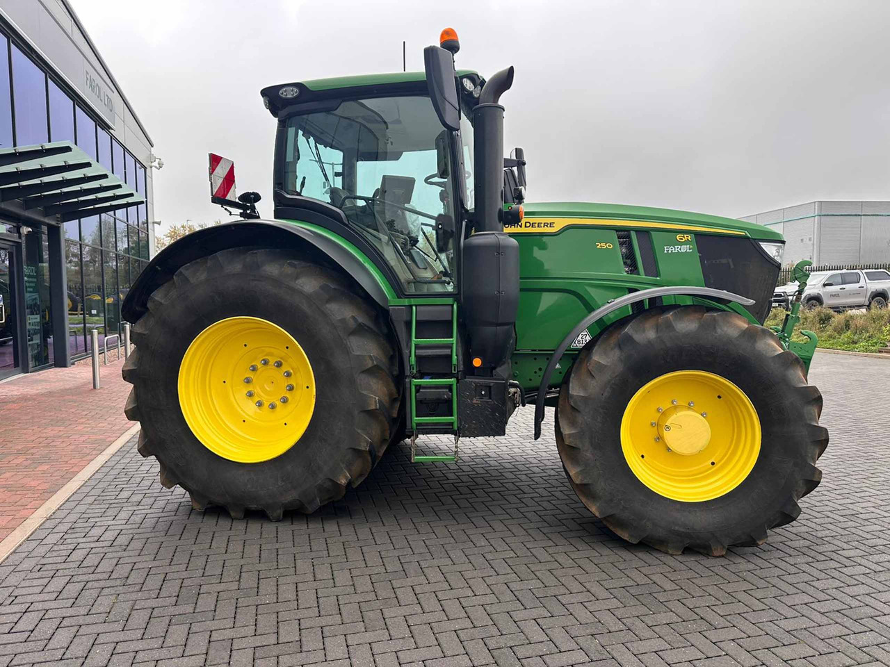 John Deere 6R 250 - Traktor: slika 2 John Deere 6R 250 - Traktor: slika 2