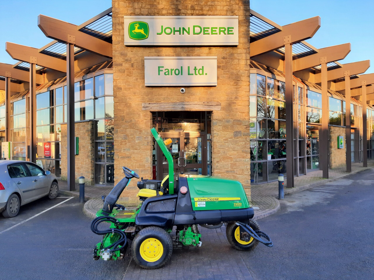 John Deere 7200 utility triple mower - Baštenska kosačica: slika 2 John Deere 7200 utility triple mower - Baštenska kosačica: slika 2