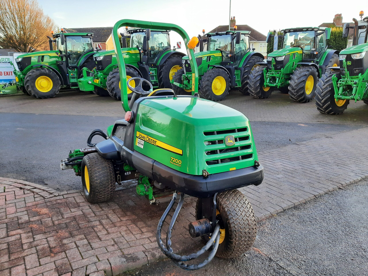 John Deere 7200 utility triple mower - Baštenska kosačica: slika 5 John Deere 7200 utility triple mower - Baštenska kosačica: slika 5