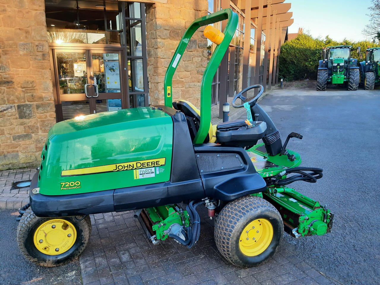 John Deere 7200 utility triple mower - Baštenska kosačica: slika 4 John Deere 7200 utility triple mower - Baštenska kosačica: slika 4