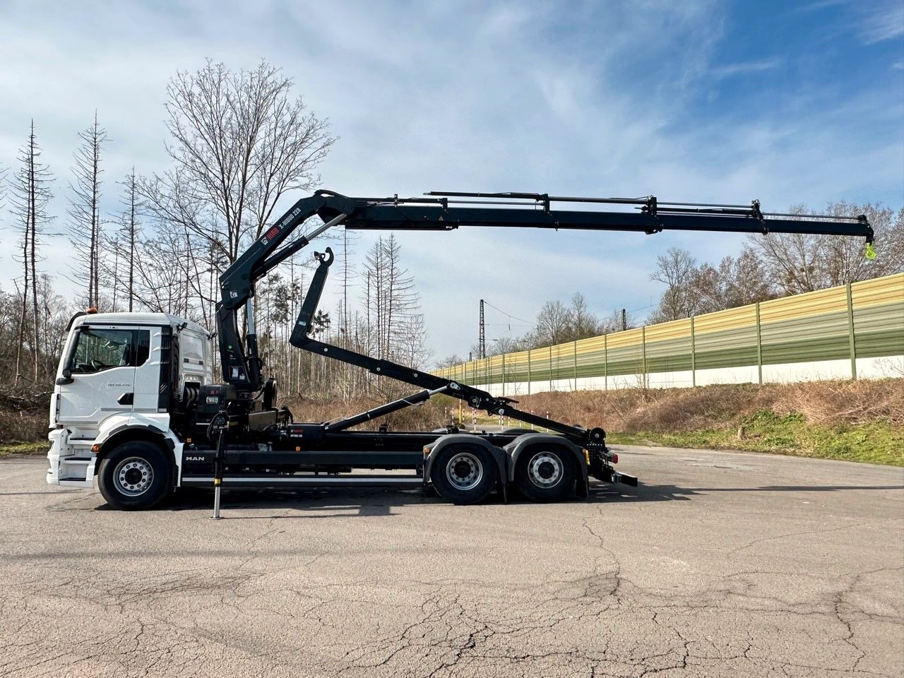 Kamion sa hidrauličnom kukom, Kamion sa dizalicom MAN TGS 26.470 6x2 Abrollkipper + Kran Hiab 228-4: slika 7