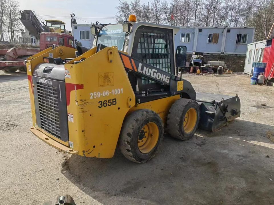 2021 LG365B Used Small 4WD Skid Steer Loader with Core Components-Motor Bearing Gearbox Pump Hot Sale - Mini utovarivač: slika 3 2021 LG365B Used Small 4WD Skid Steer Loader with Core Components-Motor Bearing Gearbox Pump Hot Sale - Mini utovarivač: slika 3