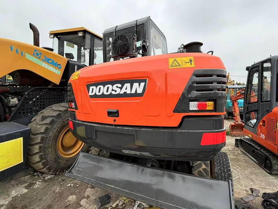 Hot Sale Used Doosan Dx75 Small 7.5t Wheel Excavator South Korea DX75 Mini Excavator for Sale Good Condition - Bager guseničar: slika 4 Hot Sale Used Doosan Dx75 Small 7.5t Wheel Excavator South Korea DX75 Mini Excavator for Sale Good Condition - Bager guseničar: slika 4