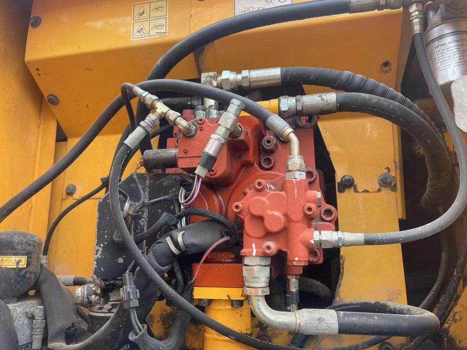 Original Good Quality USED Excavators R210 W-9T 21 Ton Excavator Wheel Excavator for HYUNDAI - Bager točkaš: slika 5 Original Good Quality USED Excavators R210 W-9T 21 Ton Excavator Wheel Excavator for HYUNDAI - Bager točkaš: slika 5