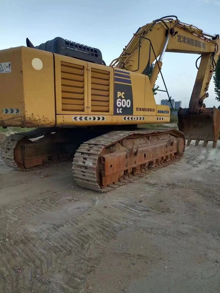 USED EXCAVATOR Good Condition Komatsu PC600-8 Original Japan Cheap Used Excavators Used Original Japan Komatsu PC600 - Bager guseničar: slika 2 USED EXCAVATOR Good Condition Komatsu PC600-8 Original Japan Cheap Used Excavators Used Original Japan Komatsu PC600 - Bager guseničar: slika 2