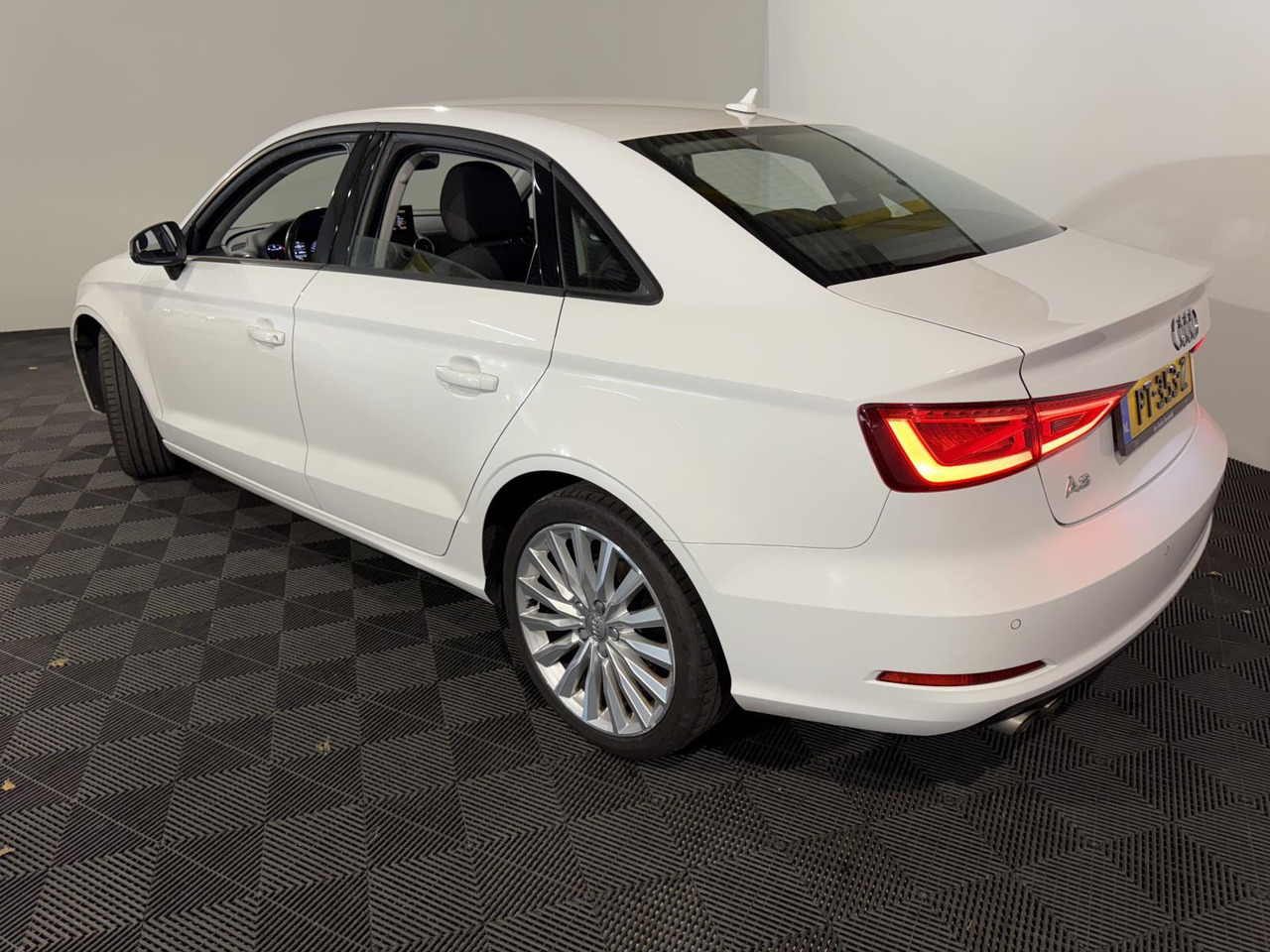 Audi | A3 Limousine | 1.4 TFSI Attraction Pro Line Plus Automaat | 2016 | 256.538 km | PT353Z | Geen oordeel - Limuzina: slika 4 Audi | A3 Limousine | 1.4 TFSI Attraction Pro Line Plus Automaat | 2016 | 256.538 km | PT353Z | Geen oordeel - Limuzina: slika 4
