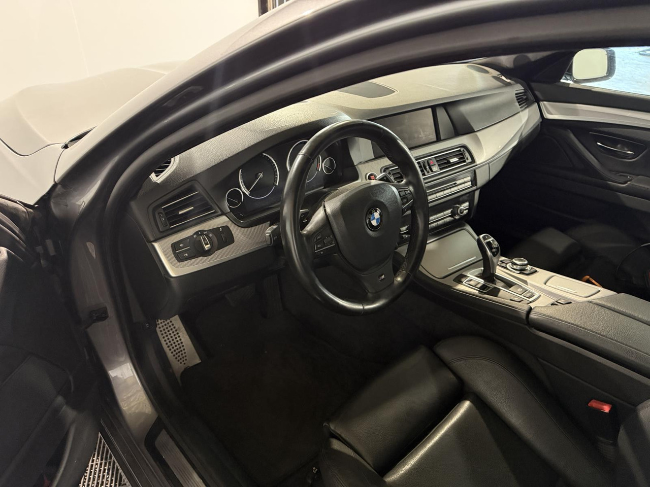 BMW | 5-serie | 520i High Executive | 2013 | 218.545 km | 46ZSF1 | Logisch - Limuzina: slika 4 BMW | 5-serie | 520i High Executive | 2013 | 218.545 km | 46ZSF1 | Logisch - Limuzina: slika 4