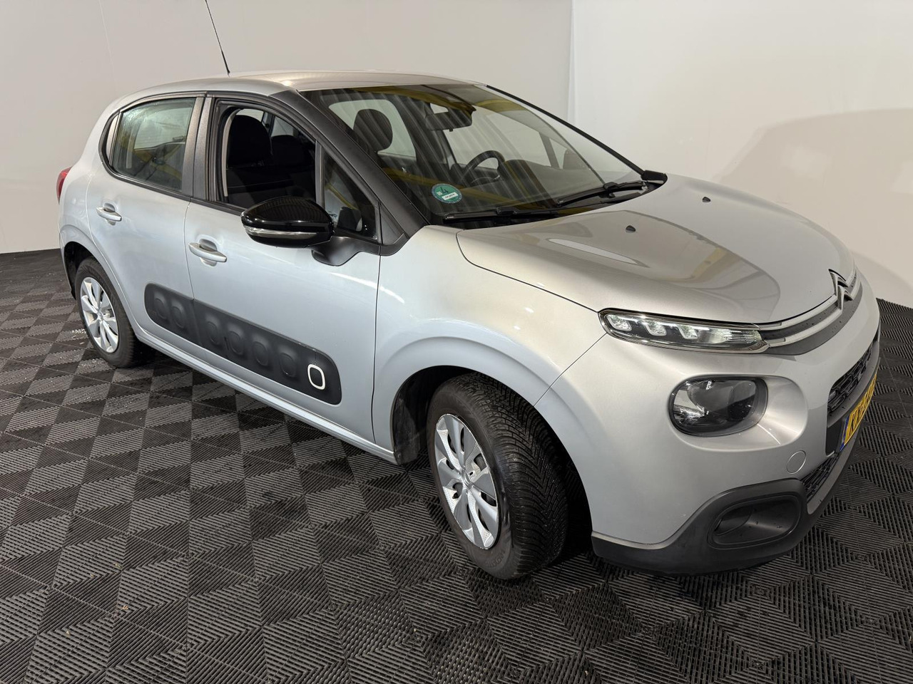 Citroen | C3 | 1.2 PureTech Feel 105g | 2016 | 175.577 km | KX240S | Logisch - Hečbek: slika 2 Citroen | C3 | 1.2 PureTech Feel 105g | 2016 | 175.577 km | KX240S | Logisch - Hečbek: slika 2