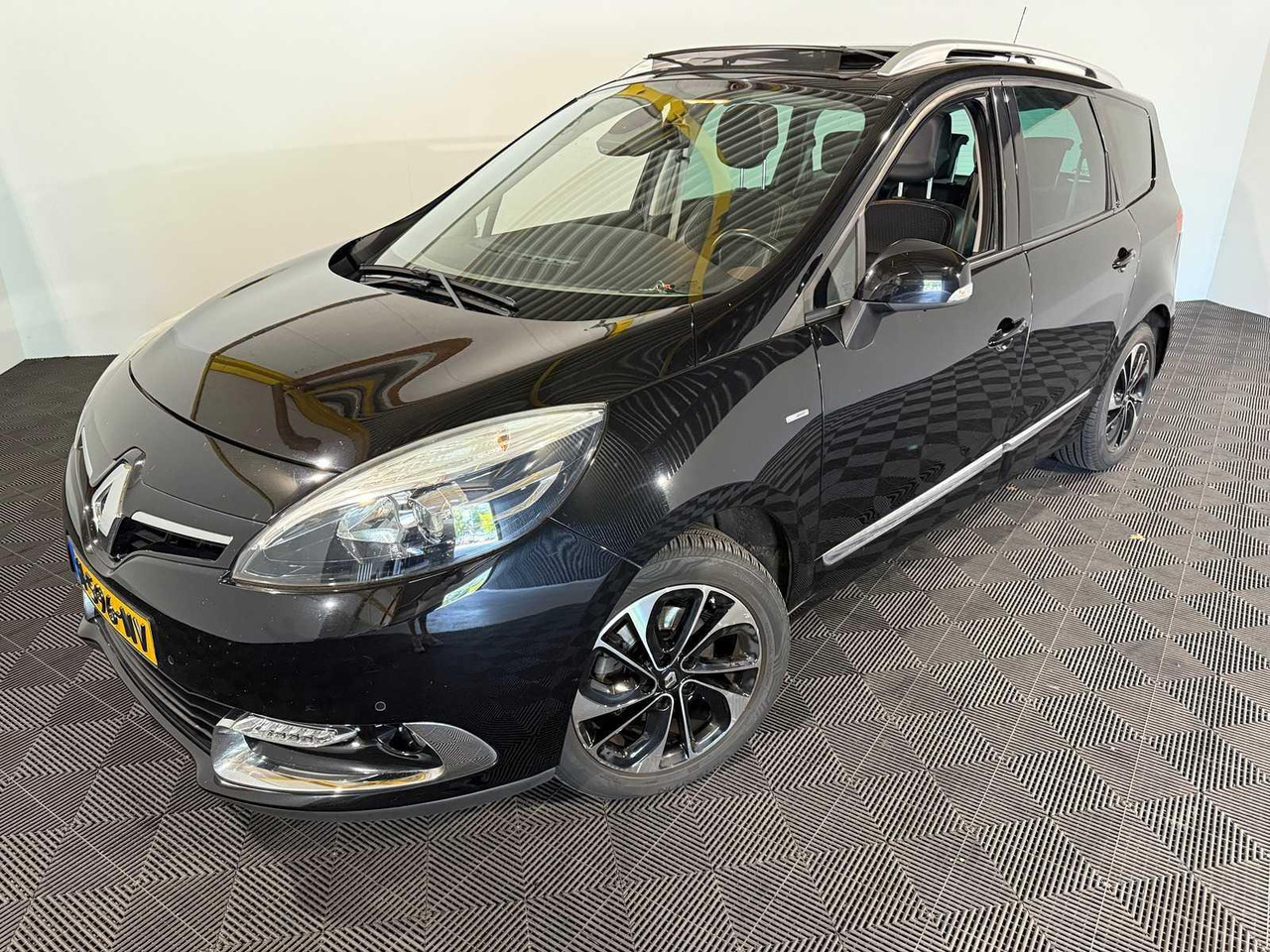 Renault Grand Scénic 1.2 Tce Bose | 2016 | 118.319 km | H-596-NV - Automobil: slika 1 Renault Grand Scénic 1.2 Tce Bose | 2016 | 118.319 km | H-596-NV - Automobil: slika 1