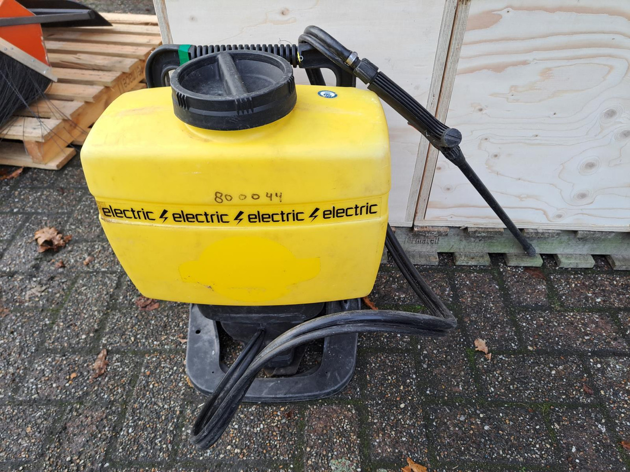 Set Spuitapparatuur: 5x Rugspuit, 2x Duwspuit, 2 Vul-/Spoelmachines, 1x Mantis UVL Spuit Installatie - Mašina za čiščenje: slika 5 Set Spuitapparatuur: 5x Rugspuit, 2x Duwspuit, 2 Vul-/Spoelmachines, 1x Mantis UVL Spuit Installatie - Mašina za čiščenje: slika 5