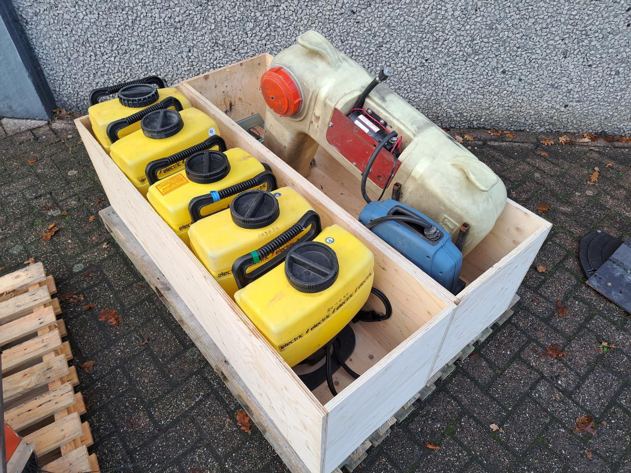 Set Spuitapparatuur: 5x Rugspuit, 2x Duwspuit, 2 Vul-/Spoelmachines, 1x Mantis UVL Spuit Installatie - Mašina za čiščenje: slika 4 Set Spuitapparatuur: 5x Rugspuit, 2x Duwspuit, 2 Vul-/Spoelmachines, 1x Mantis UVL Spuit Installatie - Mašina za čiščenje: slika 4