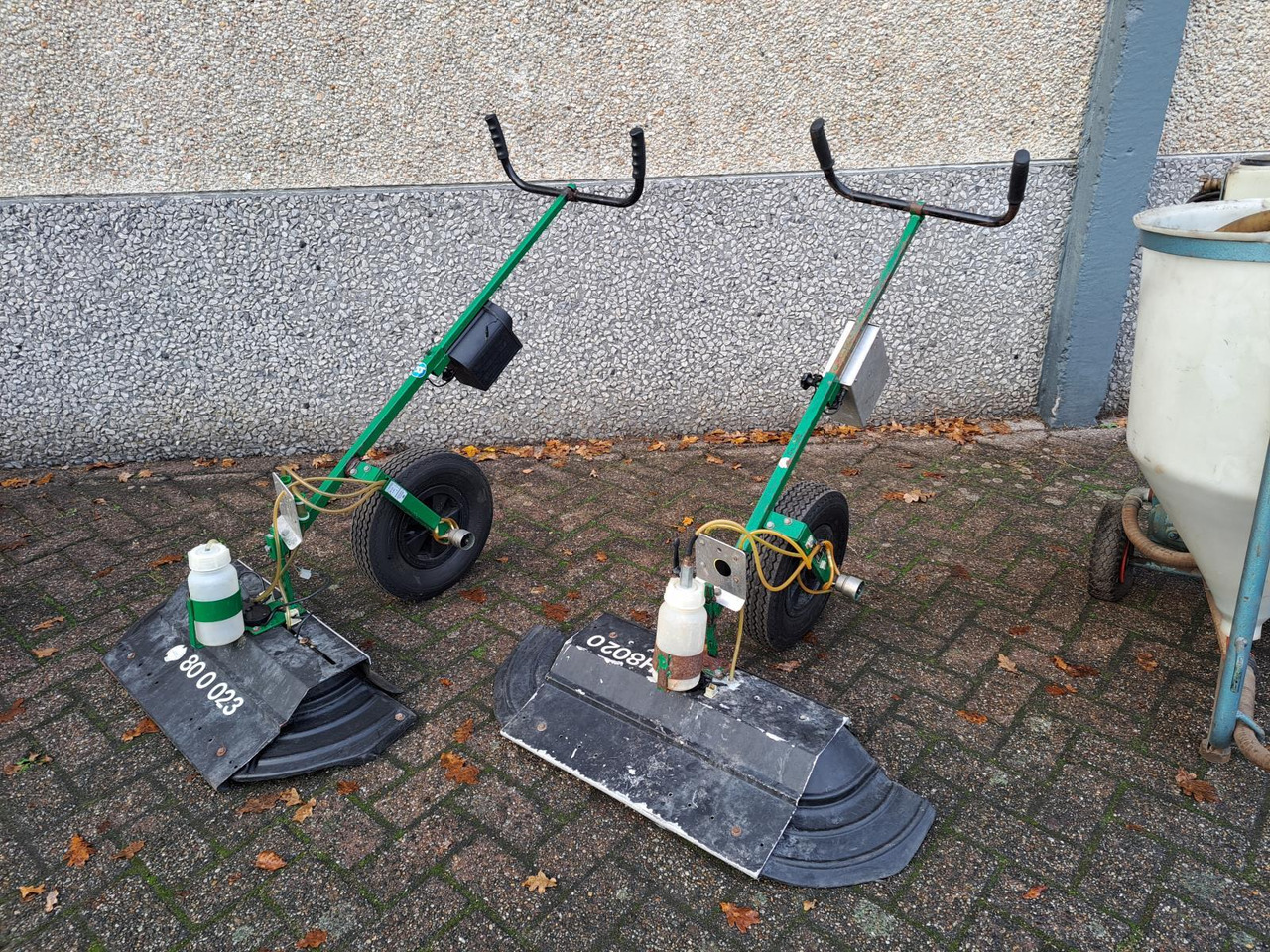 Set Spuitapparatuur: 5x Rugspuit, 2x Duwspuit, 2 Vul-/Spoelmachines, 1x Mantis UVL Spuit Installatie - Mašina za čiščenje: slika 3 Set Spuitapparatuur: 5x Rugspuit, 2x Duwspuit, 2 Vul-/Spoelmachines, 1x Mantis UVL Spuit Installatie - Mašina za čiščenje: slika 3