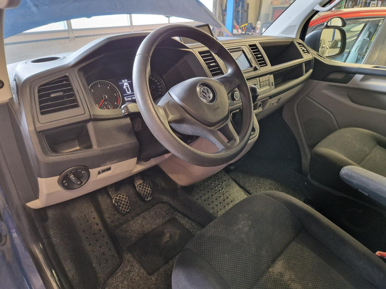 Volkswagen | Transporter | 2.0 TDI L1H2 Highline | 2018 | 251.292 km | V731RR | Logisch - Dostavno vozilo sa duplom kabinom: slika 3 Volkswagen | Transporter | 2.0 TDI L1H2 Highline | 2018 | 251.292 km | V731RR | Logisch - Dostavno vozilo sa duplom kabinom: slika 3
