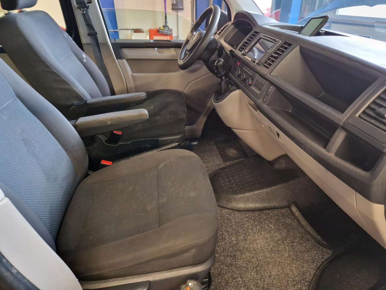 Volkswagen | Transporter | 2.0 TDI L1H2 Highline | 2018 | 251.292 km | V731RR | Logisch - Dostavno vozilo sa duplom kabinom: slika 2 Volkswagen | Transporter | 2.0 TDI L1H2 Highline | 2018 | 251.292 km | V731RR | Logisch - Dostavno vozilo sa duplom kabinom: slika 2
