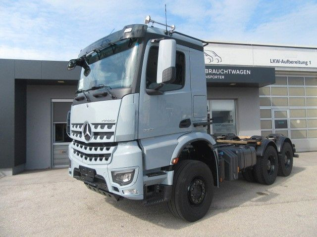 Mercedes-Benz Arocs 5 3351K 6x4 Fgst. neu - Kamion sa golom šasijom i zatvorenom kabinom: slika 1 Mercedes-Benz Arocs 5 3351K 6x4 Fgst. neu - Kamion sa golom šasijom i zatvorenom kabinom: slika 1