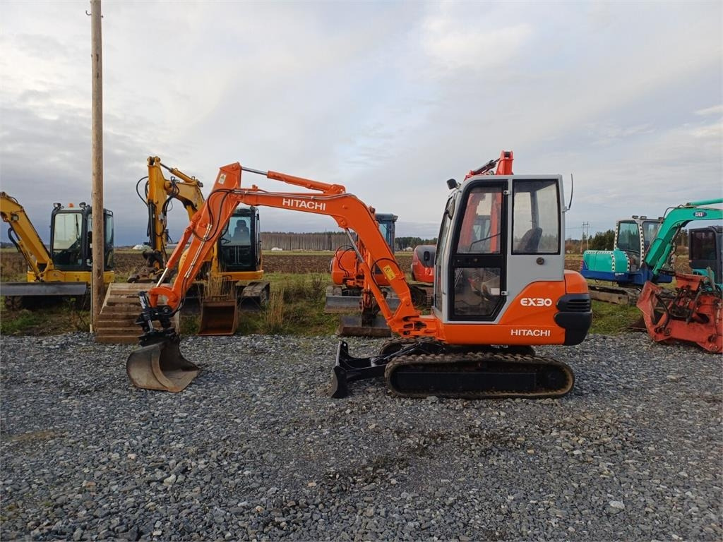 Hitachi EX30 Kallistuvalla liittimellä - Mini bager: slika 2 Hitachi EX30 Kallistuvalla liittimellä - Mini bager: slika 2