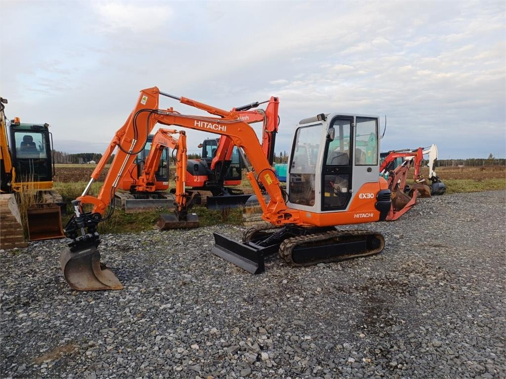 Hitachi EX30 Kallistuvalla liittimellä - Mini bager: slika 1 Hitachi EX30 Kallistuvalla liittimellä - Mini bager: slika 1