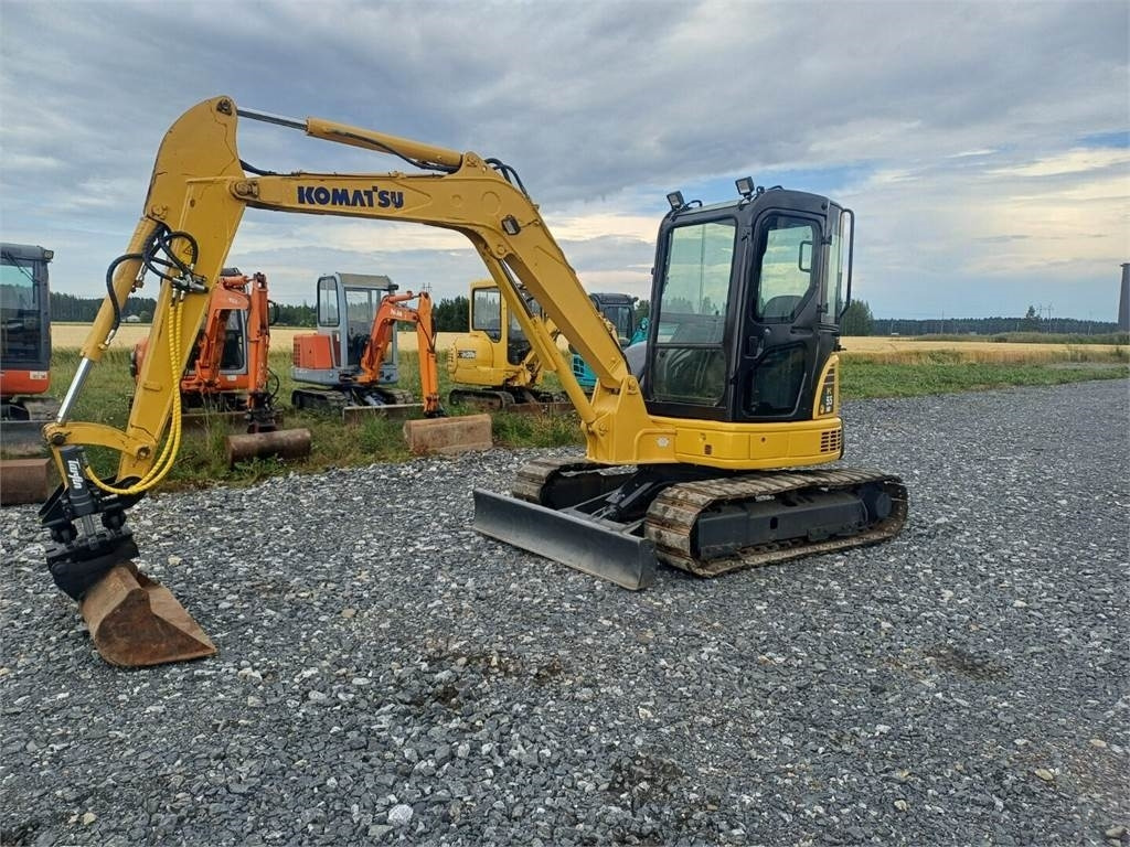 Komatsu PC50mr2 kallistuvalla liittimellä - Mini bager: slika 1 Komatsu PC50mr2 kallistuvalla liittimellä - Mini bager: slika 1