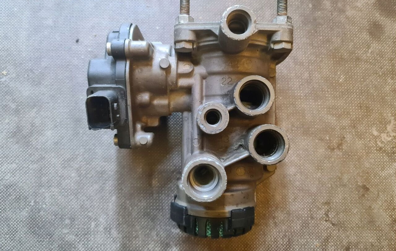 KNORR-BREMSE ZAWÓR EBS EUROPA RENAULT GAMA RANGE T VOLVO FH 4 FM 4 FMX 4 - Kočioni ventil za Kamion: slika 2 KNORR-BREMSE ZAWÓR EBS EUROPA RENAULT GAMA RANGE T VOLVO FH 4 FM 4 FMX 4 - Kočioni ventil za Kamion: slika 2