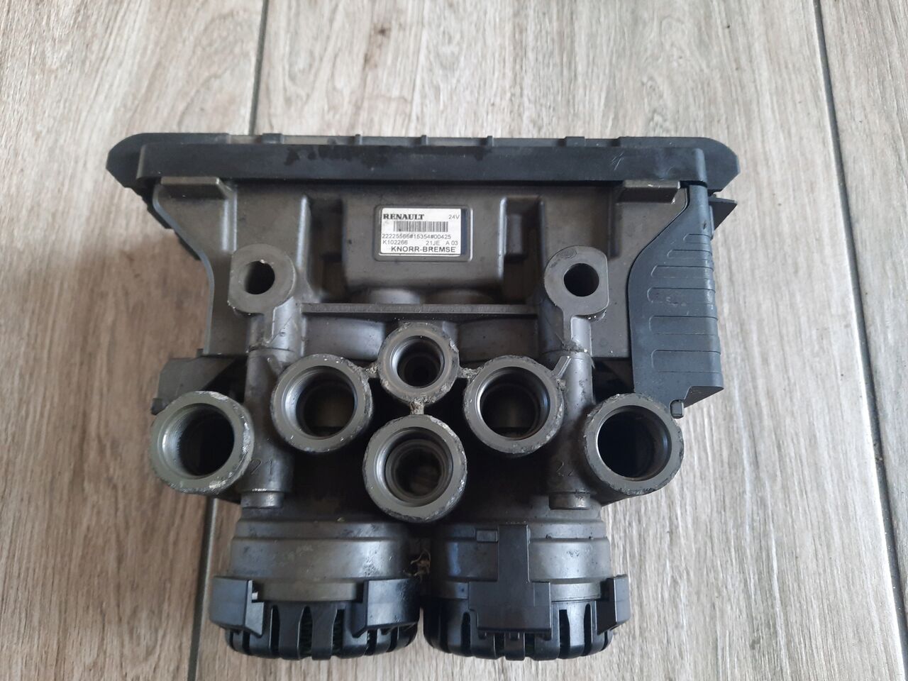 KNORR-BREMSE ZAWÓR EBS TYLNY TYŁ RENAULT GAMA RANGE T RANGE - Kočioni ventil za Kamion: slika 1 KNORR-BREMSE ZAWÓR EBS TYLNY TYŁ RENAULT GAMA RANGE T RANGE - Kočioni ventil za Kamion: slika 1
