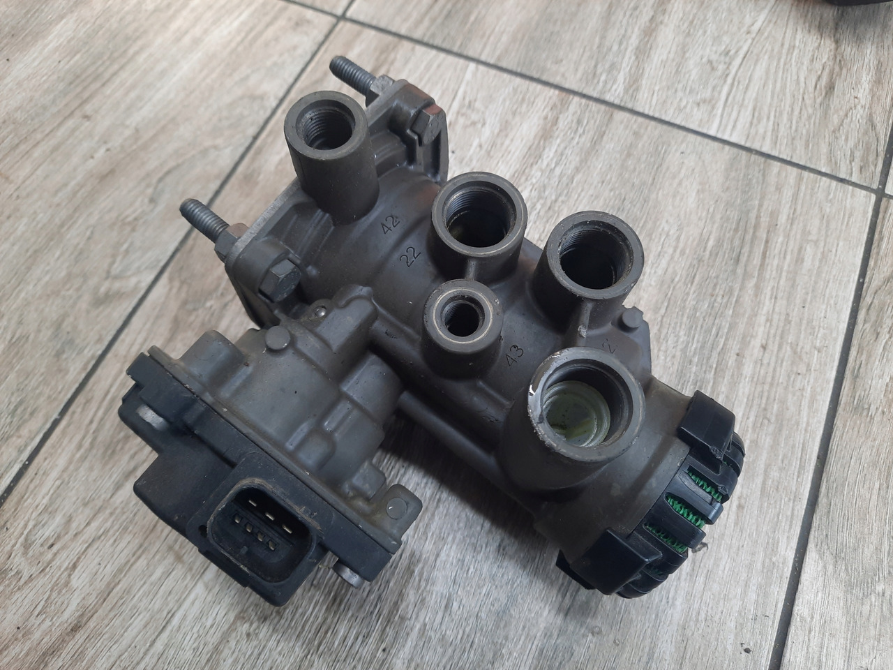 KNORR-BREMSE ZAWÓR NACZEPOWY EBS EUROPA RENAULT GAMA T C K RANGE MIDLUM D - Kočioni ventil za Kamion: slika 2 KNORR-BREMSE ZAWÓR NACZEPOWY EBS EUROPA RENAULT GAMA T C K RANGE MIDLUM D - Kočioni ventil za Kamion: slika 2