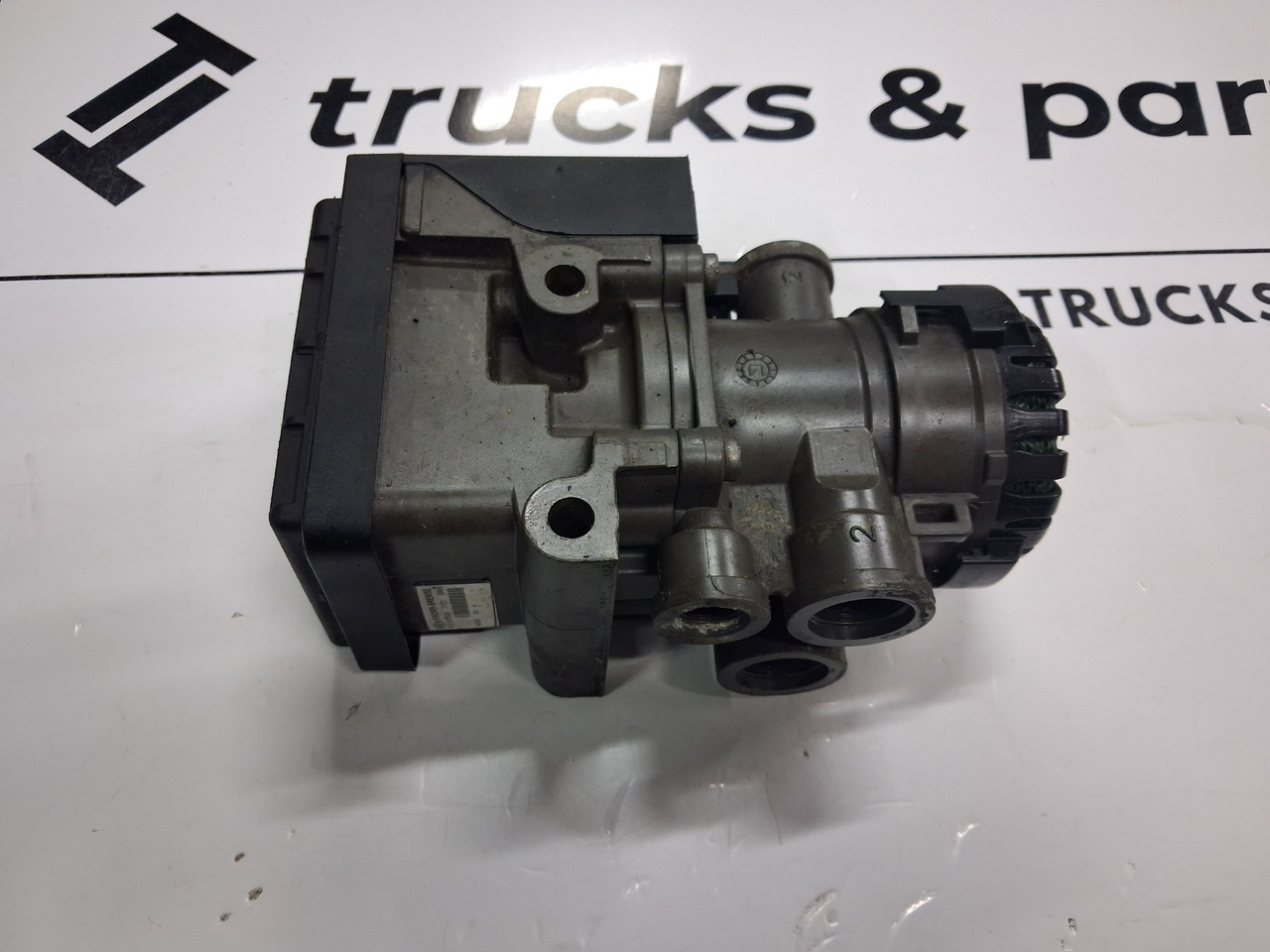 KNORR-BREMSE ZAWÓR NACZEPOWY EBS EUROPA VOLVO FH FM RENAULT DXI - Kočioni ventil za Kamion: slika 2 KNORR-BREMSE ZAWÓR NACZEPOWY EBS EUROPA VOLVO FH FM RENAULT DXI - Kočioni ventil za Kamion: slika 2