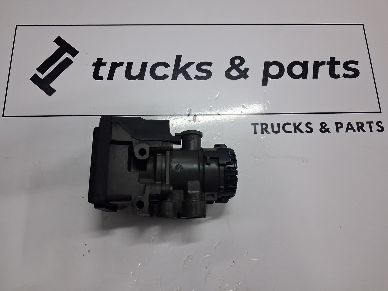 KNORR-BREMSE ZAWÓR NACZEPOWY EBS EUROPA VOLVO FH FM RENAULT DXI - Kočioni ventil za Kamion: slika 1 KNORR-BREMSE ZAWÓR NACZEPOWY EBS EUROPA VOLVO FH FM RENAULT DXI - Kočioni ventil za Kamion: slika 1