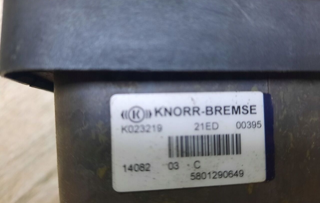 KNORR-BREMSE ZAWÓR PRZÓD MODULATOR EBS VOLVO FH FM RENAULT DXI - Kočioni ventil za Kamion: slika 3 KNORR-BREMSE ZAWÓR PRZÓD MODULATOR EBS VOLVO FH FM RENAULT DXI - Kočioni ventil za Kamion: slika 3
