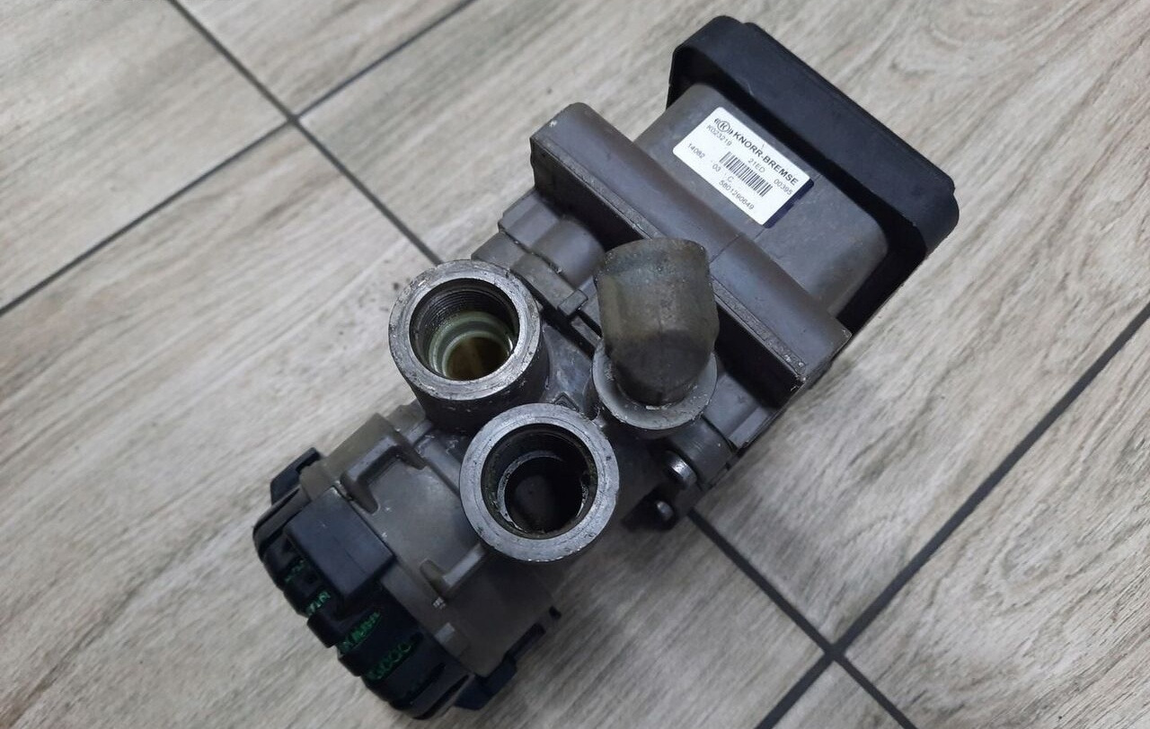 KNORR-BREMSE ZAWÓR PRZÓD MODULATOR EBS VOLVO FH FM RENAULT DXI - Kočioni ventil za Kamion: slika 1 KNORR-BREMSE ZAWÓR PRZÓD MODULATOR EBS VOLVO FH FM RENAULT DXI - Kočioni ventil za Kamion: slika 1
