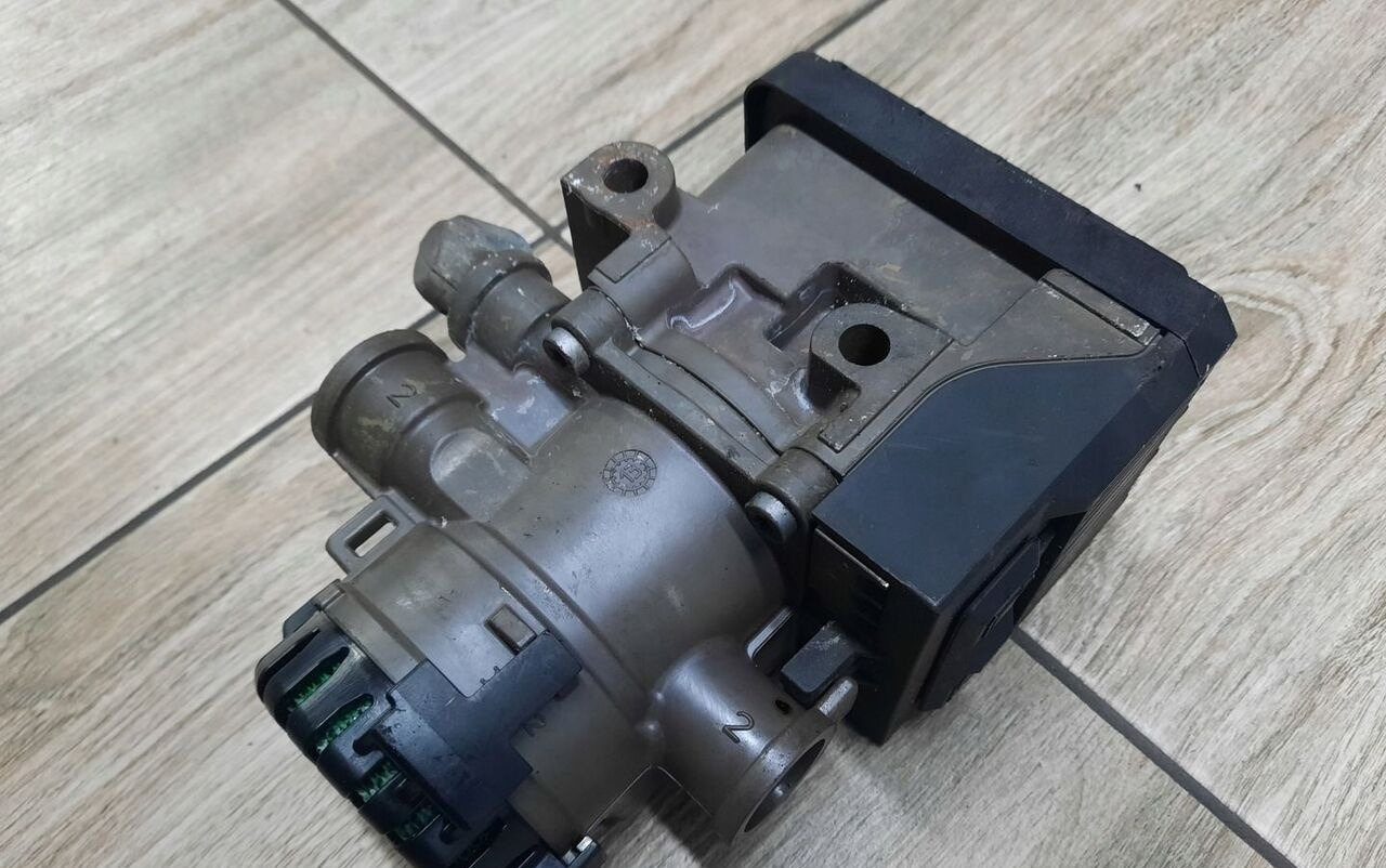 KNORR-BREMSE ZAWÓR PRZÓD MODULATOR EBS VOLVO FH FM RENAULT DXI - Kočioni ventil za Kamion: slika 2 KNORR-BREMSE ZAWÓR PRZÓD MODULATOR EBS VOLVO FH FM RENAULT DXI - Kočioni ventil za Kamion: slika 2