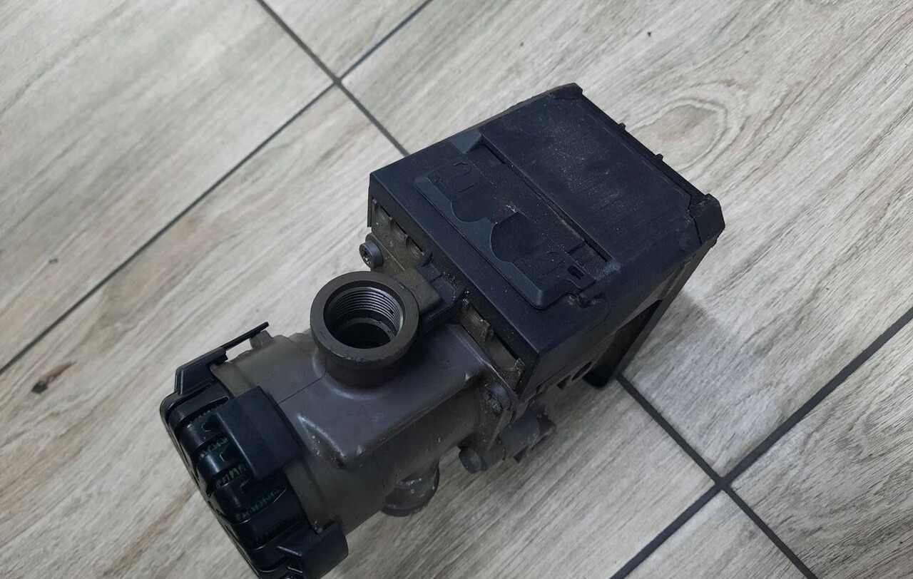 KNORR-BREMSE ZAWÓR PRZÓD MODULATOR EBS VOLVO FH FM RENAULT DXI - Kočioni ventil za Kamion: slika 4 KNORR-BREMSE ZAWÓR PRZÓD MODULATOR EBS VOLVO FH FM RENAULT DXI - Kočioni ventil za Kamion: slika 4