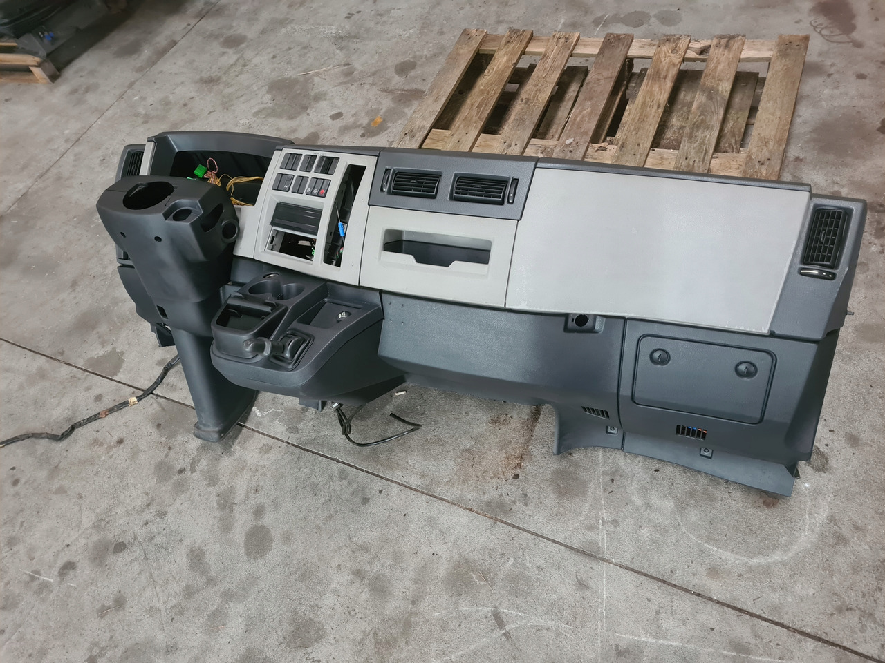 VOLVO KONSOLA DESKA ROZDZIELCZA PRZEKŁADKA ANGLIKA VOLVO FL EURO 5 - Komandna tabla za Kamion: slika 1 VOLVO KONSOLA DESKA ROZDZIELCZA PRZEKŁADKA ANGLIKA VOLVO FL EURO 5 - Komandna tabla za Kamion: slika 1