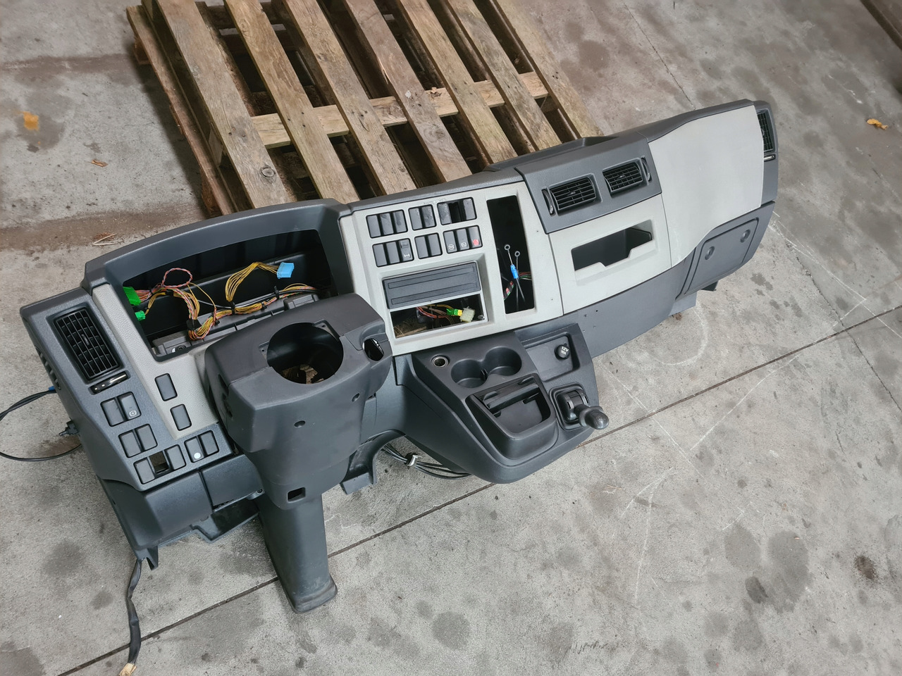 VOLVO KONSOLA DESKA ROZDZIELCZA PRZEKŁADKA ANGLIKA VOLVO FL EURO 5 - Komandna tabla za Kamion: slika 2 VOLVO KONSOLA DESKA ROZDZIELCZA PRZEKŁADKA ANGLIKA VOLVO FL EURO 5 - Komandna tabla za Kamion: slika 2