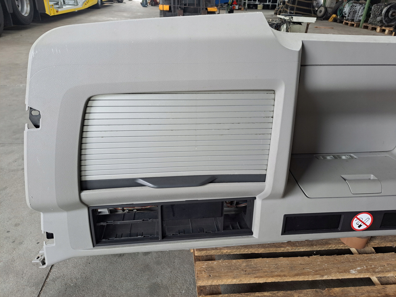 VOLVO PÓŁKA KONSOLA GÓRNA SCHOWEK VOLVO FH 13 LIFT VOLVO FM KABINA XL - Kabina i enterijer za Kamion: slika 2 VOLVO PÓŁKA KONSOLA GÓRNA SCHOWEK VOLVO FH 13 LIFT VOLVO FM KABINA XL - Kabina i enterijer za Kamion: slika 2