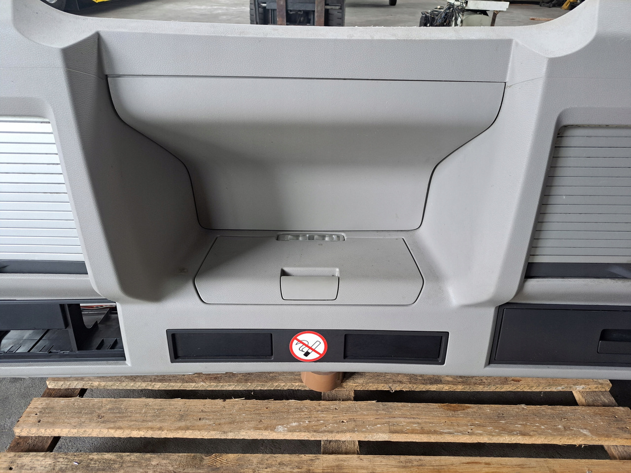 VOLVO PÓŁKA KONSOLA GÓRNA SCHOWEK VOLVO FH 13 LIFT VOLVO FM KABINA XL - Kabina i enterijer za Kamion: slika 3 VOLVO PÓŁKA KONSOLA GÓRNA SCHOWEK VOLVO FH 13 LIFT VOLVO FM KABINA XL - Kabina i enterijer za Kamion: slika 3