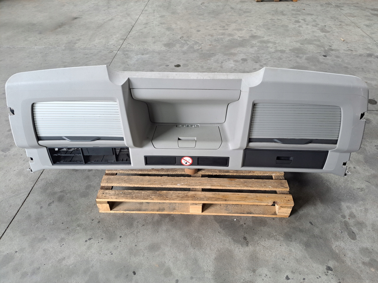 VOLVO PÓŁKA KONSOLA GÓRNA SCHOWEK VOLVO FH 13 LIFT VOLVO FM KABINA XL - Kabina i enterijer za Kamion: slika 1 VOLVO PÓŁKA KONSOLA GÓRNA SCHOWEK VOLVO FH 13 LIFT VOLVO FM KABINA XL - Kabina i enterijer za Kamion: slika 1