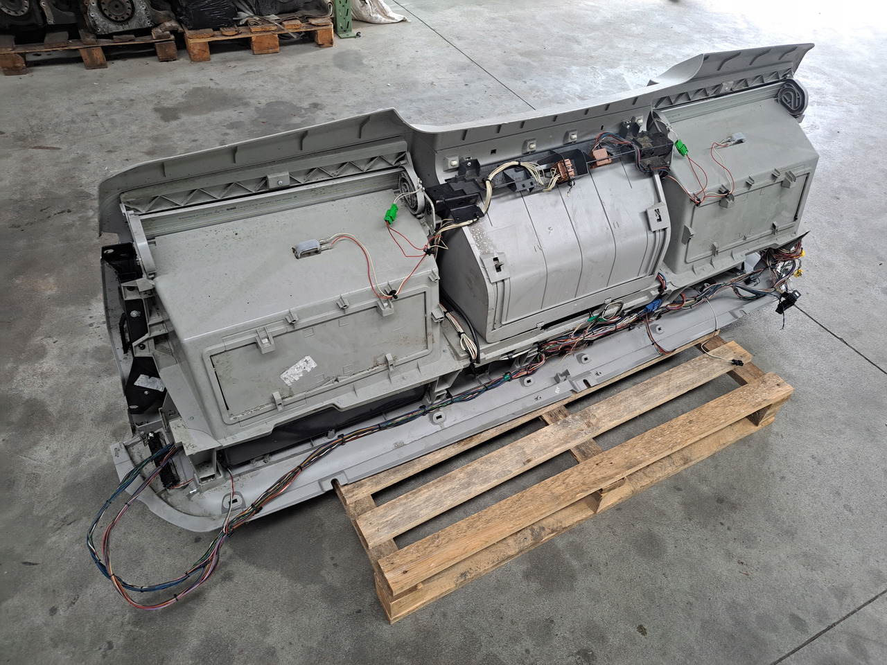 VOLVO PÓŁKA KONSOLA GÓRNA SCHOWEK VOLVO FH 13 LIFT VOLVO FM KABINA XL - Kabina i enterijer za Kamion: slika 5 VOLVO PÓŁKA KONSOLA GÓRNA SCHOWEK VOLVO FH 13 LIFT VOLVO FM KABINA XL - Kabina i enterijer za Kamion: slika 5