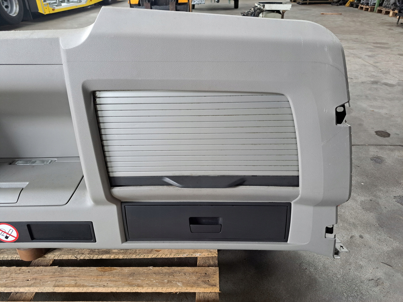 VOLVO PÓŁKA KONSOLA GÓRNA SCHOWEK VOLVO FH 13 LIFT VOLVO FM KABINA XL - Kabina i enterijer za Kamion: slika 4 VOLVO PÓŁKA KONSOLA GÓRNA SCHOWEK VOLVO FH 13 LIFT VOLVO FM KABINA XL - Kabina i enterijer za Kamion: slika 4