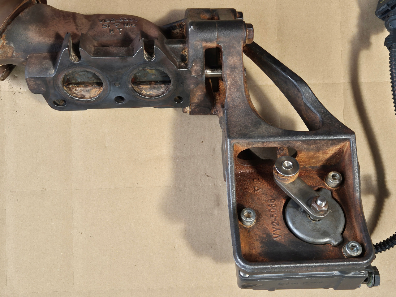 VOLVO ZAWÓR EGR KLAPA EGR RENAULT GAMA EVO TURBO COMPOUND VOLVO FH FM 24328031 - Motor i delovi za Kamion: slika 1 VOLVO ZAWÓR EGR KLAPA EGR RENAULT GAMA EVO TURBO COMPOUND VOLVO FH FM 24328031 - Motor i delovi za Kamion: slika 1