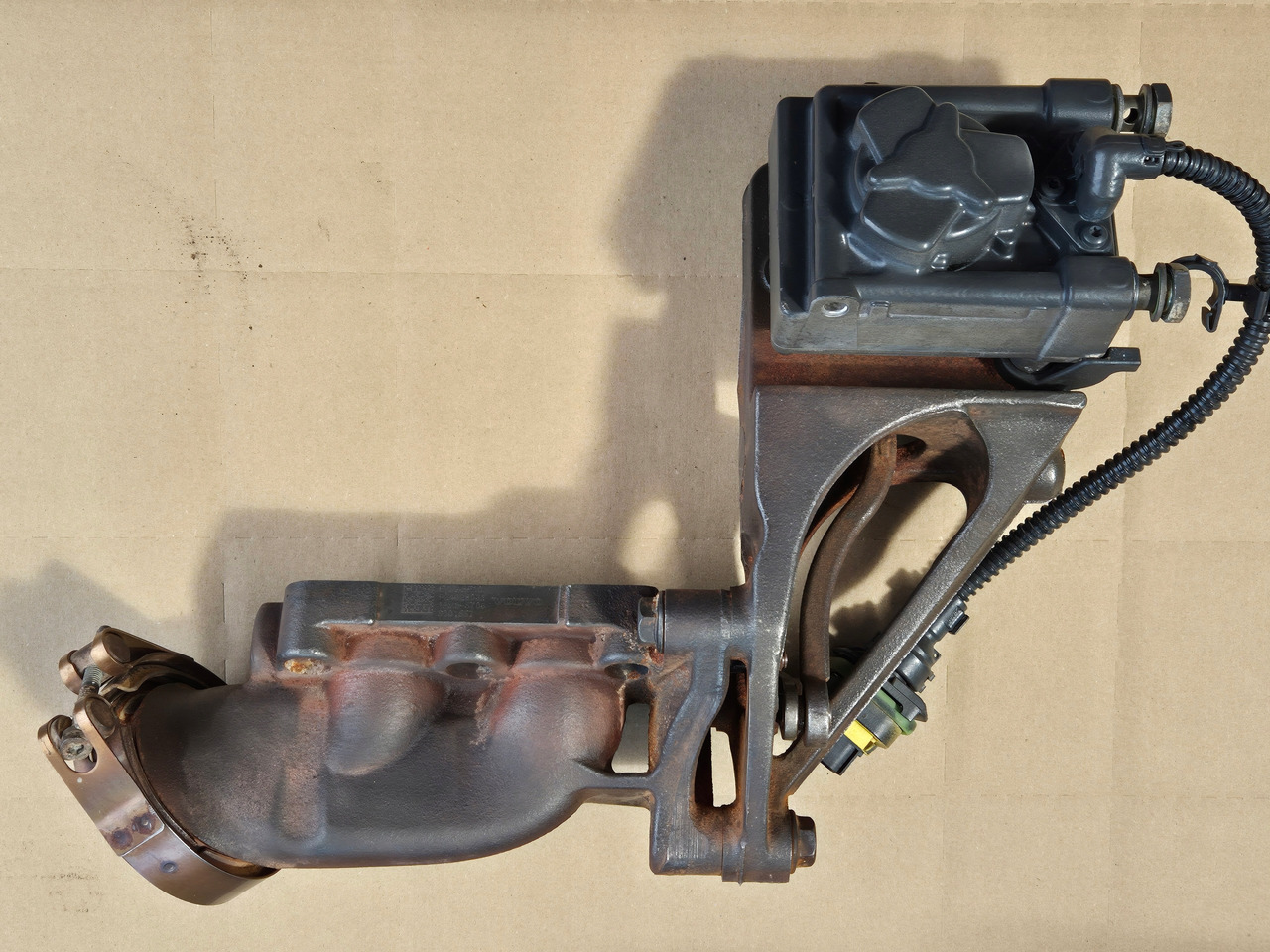 VOLVO ZAWÓR EGR KLAPA EGR RENAULT GAMA EVO TURBO COMPOUND VOLVO FH FM 24328031 - Motor i delovi za Kamion: slika 2 VOLVO ZAWÓR EGR KLAPA EGR RENAULT GAMA EVO TURBO COMPOUND VOLVO FH FM 24328031 - Motor i delovi za Kamion: slika 2