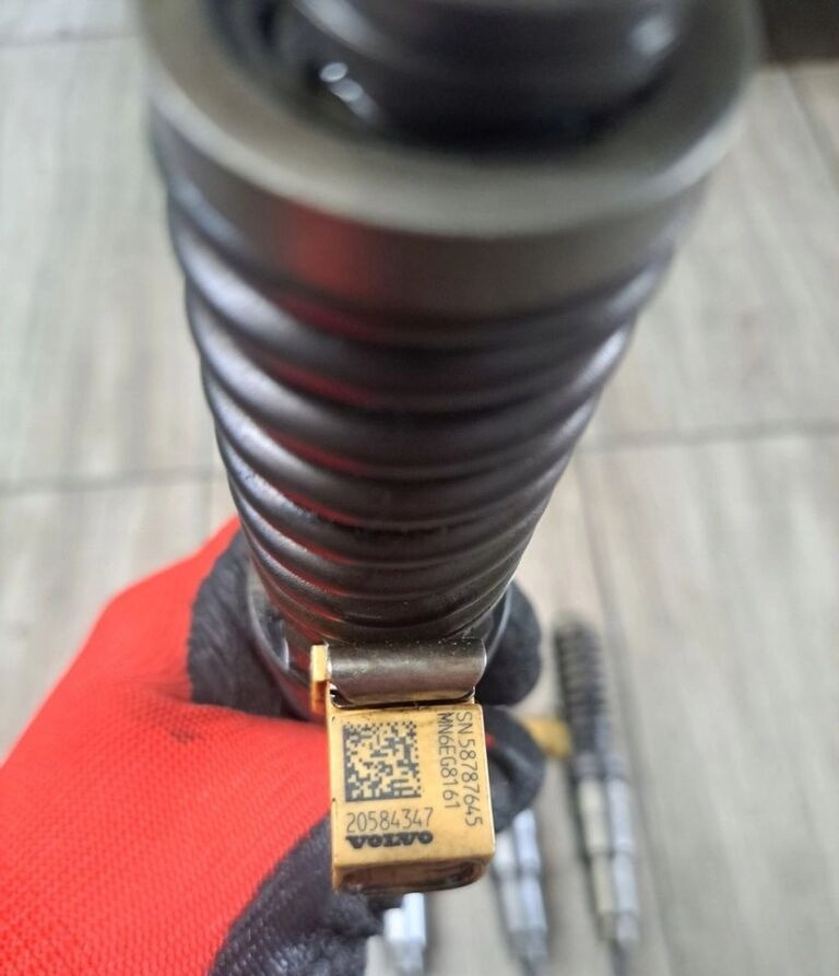 Volvo POMPO E POMPOWTRYSKI WTRYSKI RENAULT MAGNUM DXI FH FM. 20584347   Renault - Ubrizgač za Kamion: slika 1 Volvo POMPO E POMPOWTRYSKI WTRYSKI RENAULT MAGNUM DXI FH FM. 20584347   Renault - Ubrizgač za Kamion: slika 1