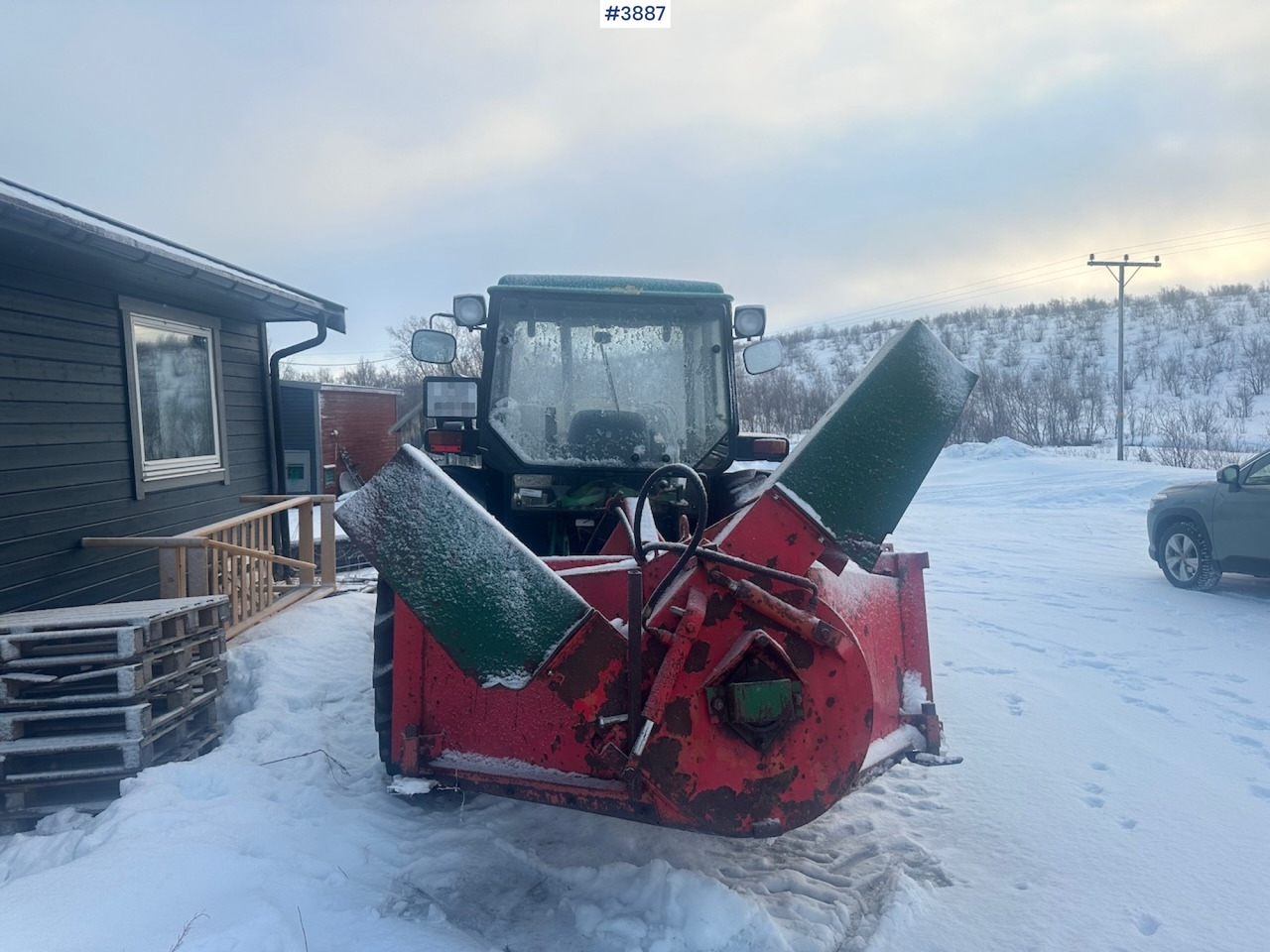 1987 John Deere Power Synchron 2450 4x4 w/ Quicke 4300 front loader, snow blower and gravel bucket. WATCH VIDEO. - Traktor: slika 4 1987 John Deere Power Synchron 2450 4x4 w/ Quicke 4300 front loader, snow blower and gravel bucket. WATCH VIDEO. - Traktor: slika 4
