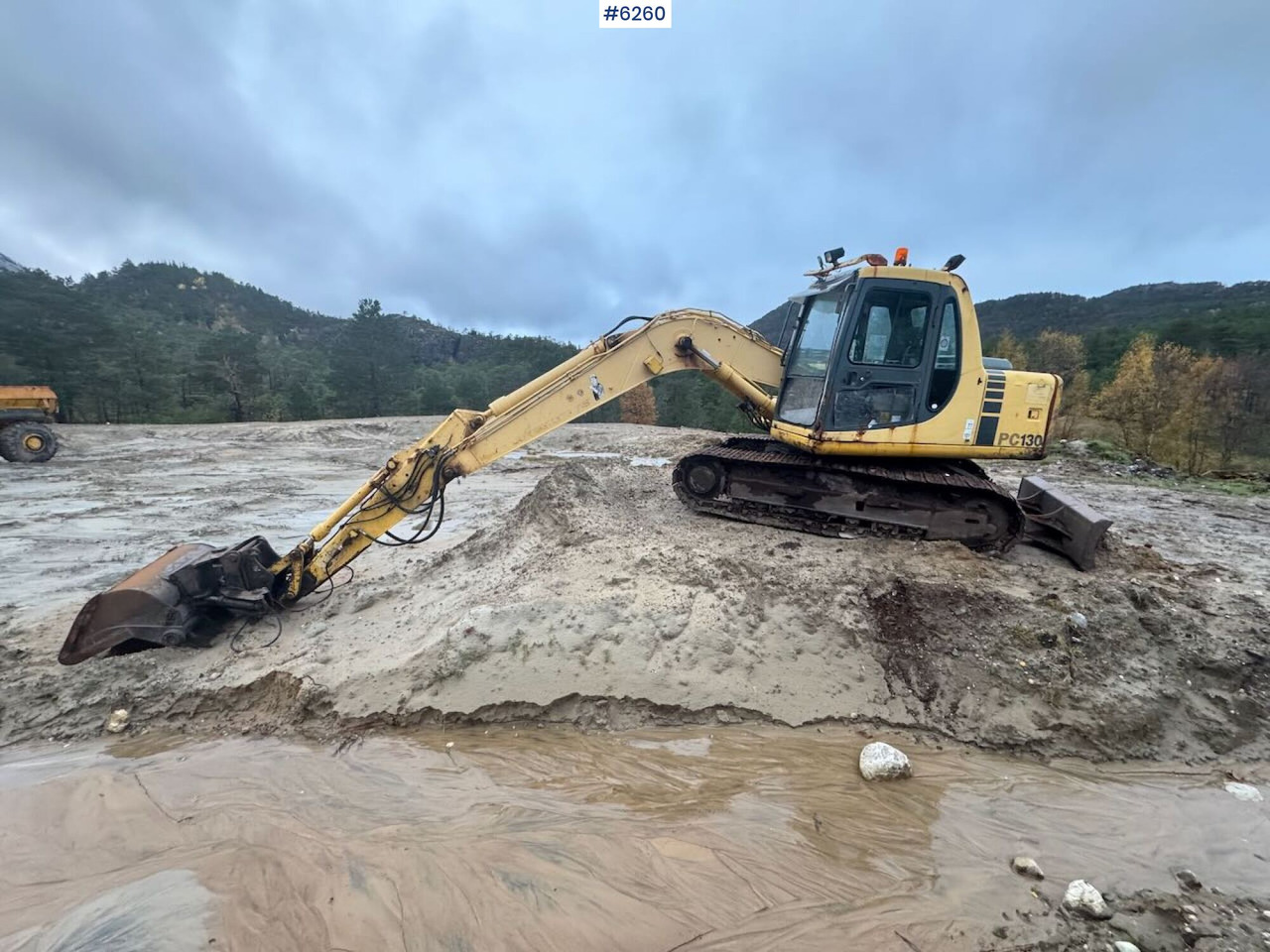 1998 Komatsu PC130-6K with Grading Bucket and Digging Bucket! - Bager: slika 1 1998 Komatsu PC130-6K with Grading Bucket and Digging Bucket! - Bager: slika 1