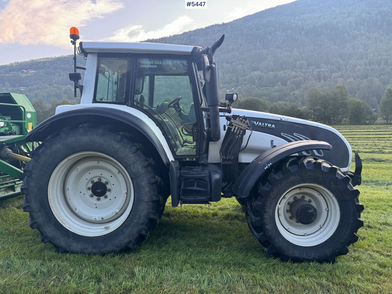 2009 Valtra T202 w/ loader - Traktor: slika 2 2009 Valtra T202 w/ loader - Traktor: slika 2