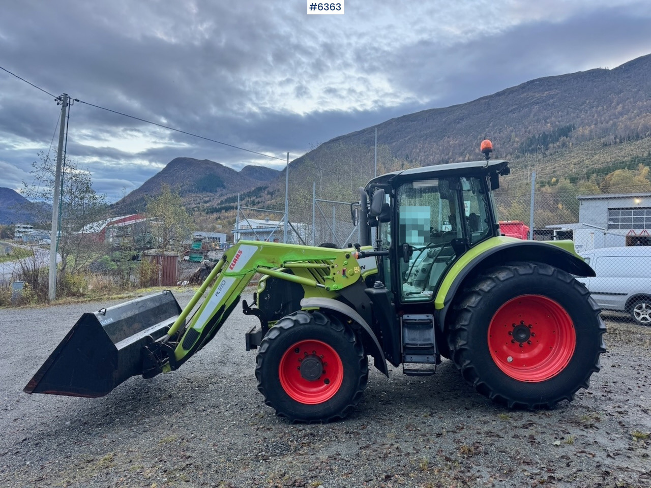 2013 Claas Arion 550 w/ Front loader, Bucket, forks and rear cutters. 1110 hours! - Traktor: slika 4 2013 Claas Arion 550 w/ Front loader, Bucket, forks and rear cutters. 1110 hours! - Traktor: slika 4
