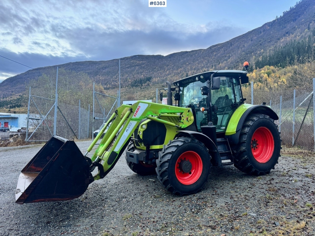 2013 Claas Arion 550 w/ Front loader, Bucket, forks and rear cutters. 1110 hours! - Traktor: slika 3 2013 Claas Arion 550 w/ Front loader, Bucket, forks and rear cutters. 1110 hours! - Traktor: slika 3