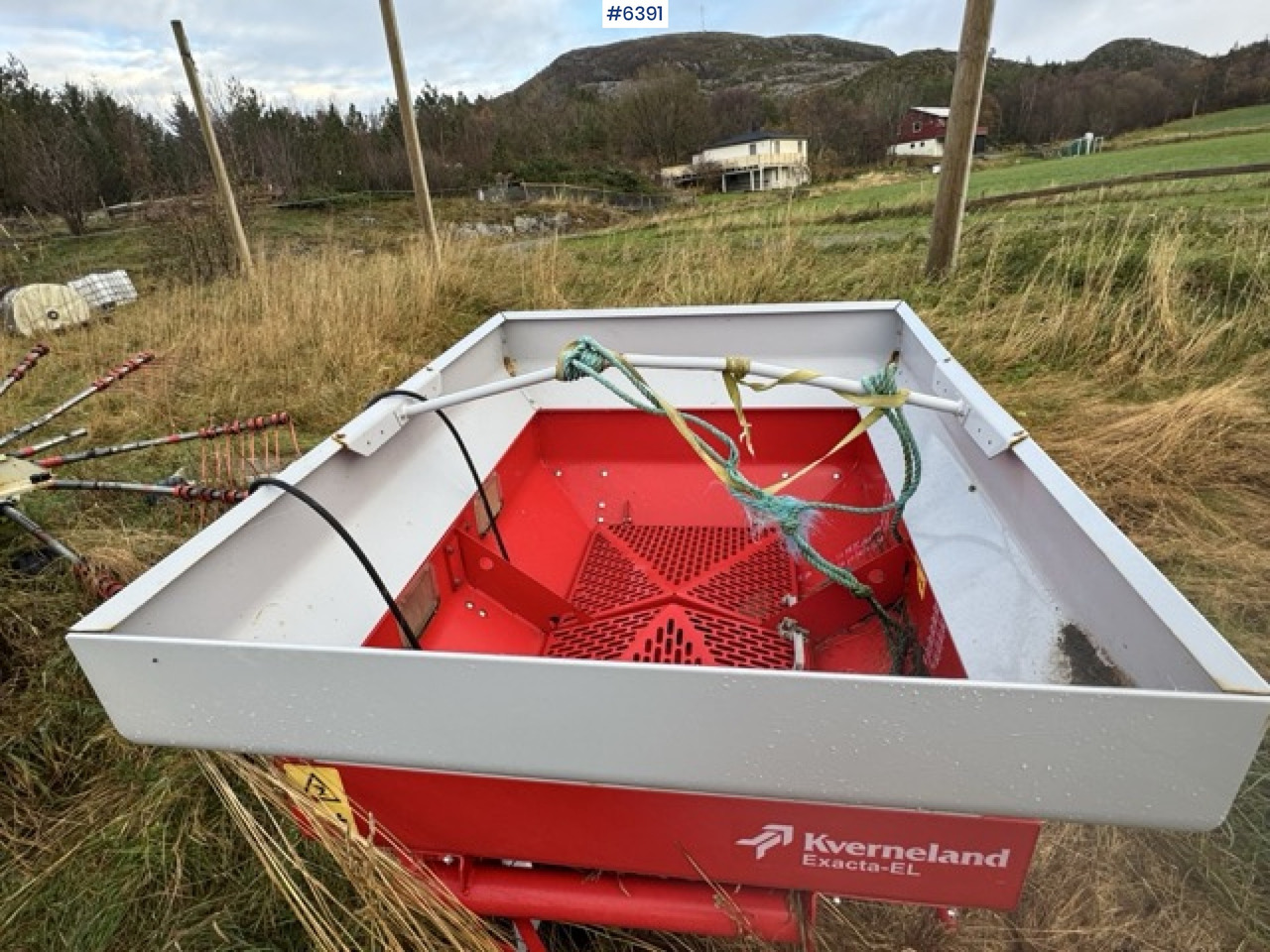 2016 Kverneland fertilizer spreader. Repair object. - Rasipač veštačkog đubriva: slika 2 2016 Kverneland fertilizer spreader. Repair object. - Rasipač veštačkog đubriva: slika 2