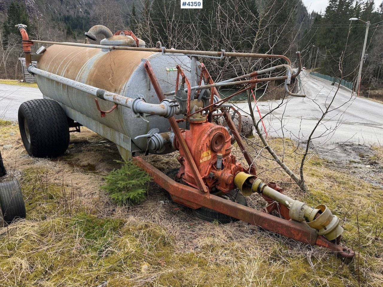 Bauer Manure spreader with boom cannon. - Rasipač prirodnog đubirva: slika 1 Bauer Manure spreader with boom cannon. - Rasipač prirodnog đubirva: slika 1