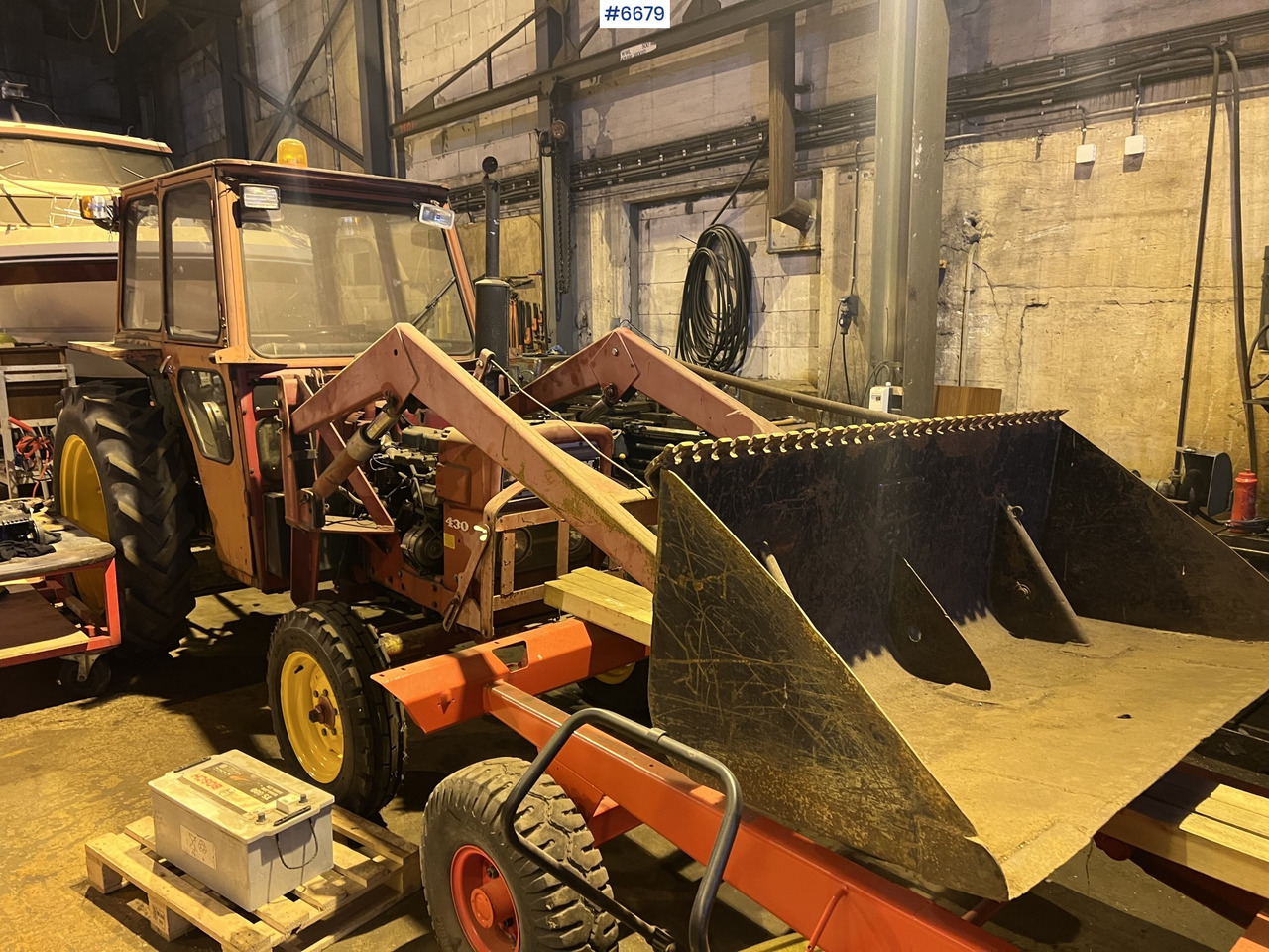 Volvo T430K traktor m/ frontlaster og skuffe - Traktor: slika 1 Volvo T430K traktor m/ frontlaster og skuffe - Traktor: slika 1