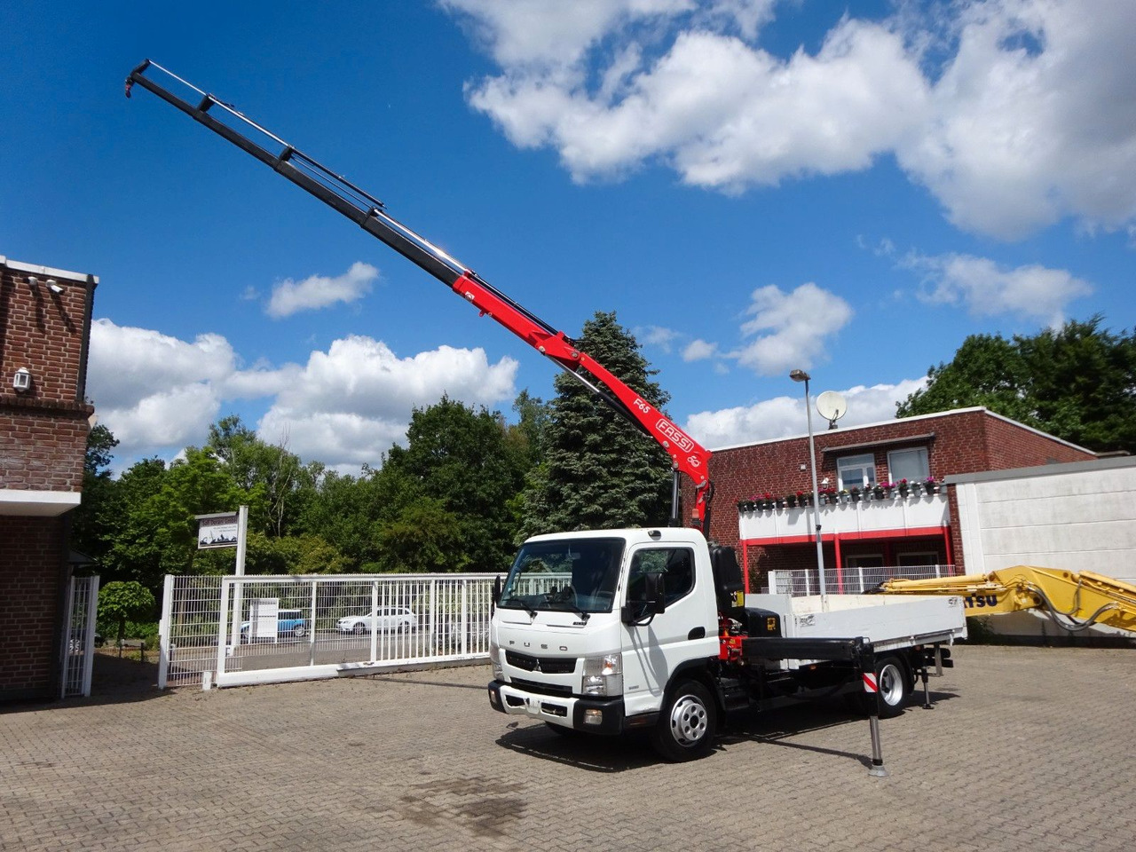 FUSO Canter 7C15 mit FASSI F65A Kran - Dostavno vozilo s ravnom platformom: slika 1 FUSO Canter 7C15 mit FASSI F65A Kran - Dostavno vozilo s ravnom platformom: slika 1